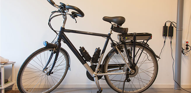 Een elektrische fiets kan u thuis makkelijk opladen.