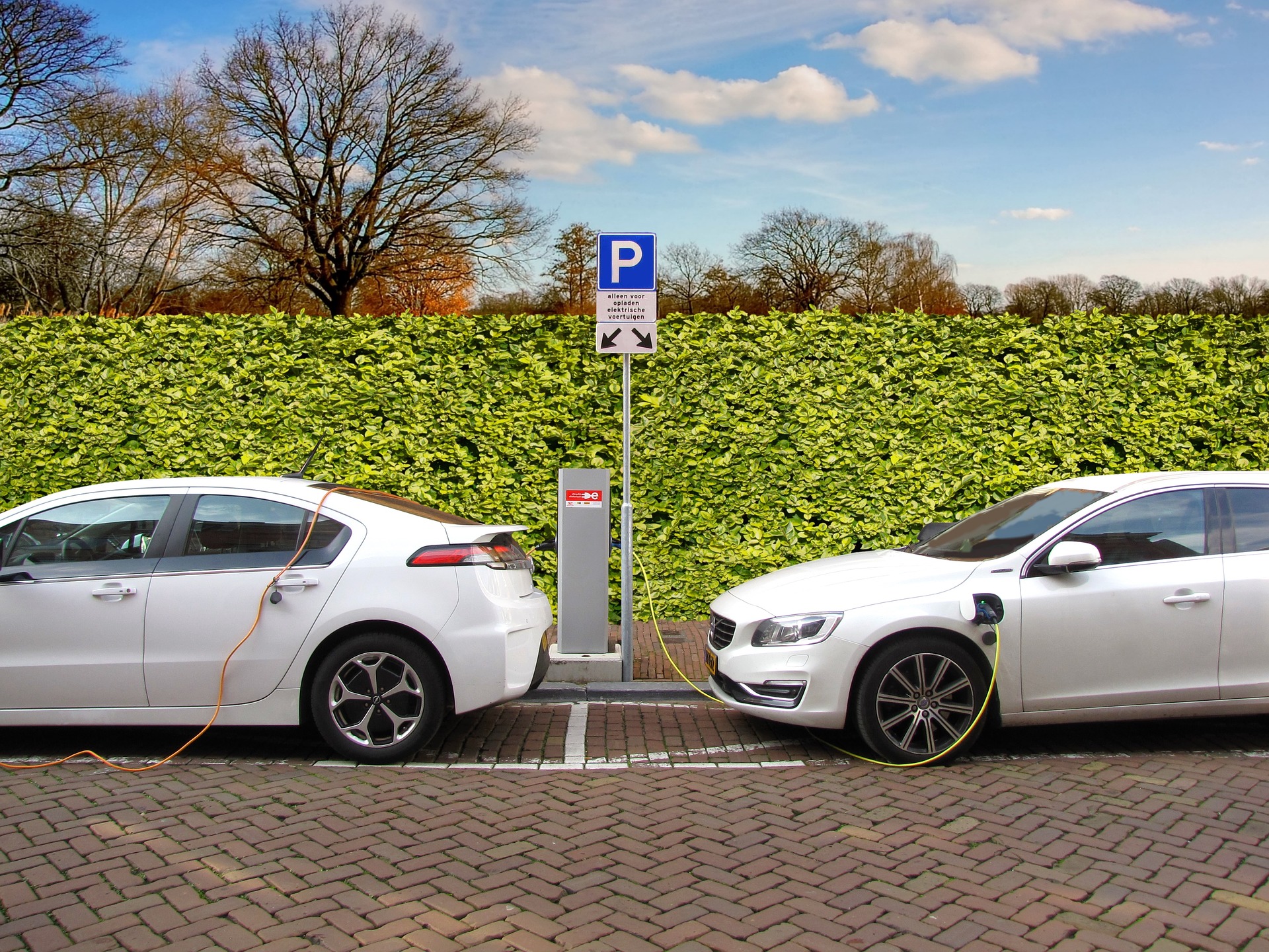 Borne de recharge voiture électrique et voiture hybride